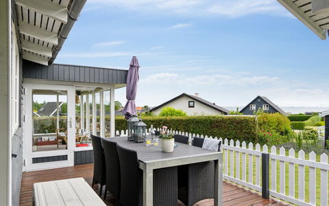 Diddi - 170M from the Sea: Holz, Zuhause, Veranda, Deck, Hartholz, Dach, Holzbeize, Holzboden, Eco Hotel
