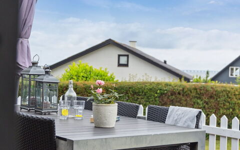 Diddi - 170M from the Sea: Holz, Zuhause, Veranda, Deck, Hartholz, Dach, Holzbeize, Holzboden, Eco Hotel