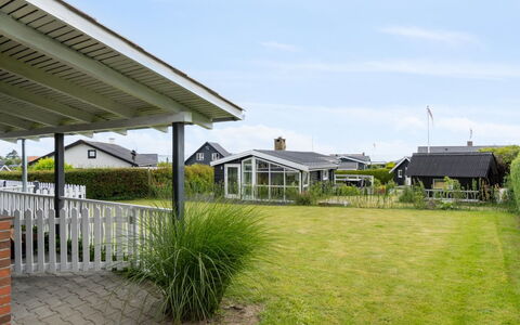 Diddi - 170M from the Sea: Holz, Zuhause, Veranda, Deck, Hartholz, Dach, Holzbeize, Holzboden, Eco Hotel