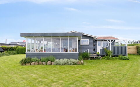 Diddi - 170M from the Sea: Holz, Zuhause, Veranda, Deck, Hartholz, Dach, Holzbeize, Holzboden, Eco Hotel