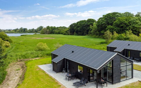 Stygg - 75M from the Sea: Blau, Strauch, Hütte, Ground, Garten, Estate, Schatten, Landscaping, Bauernhaus, Eco Hotel
