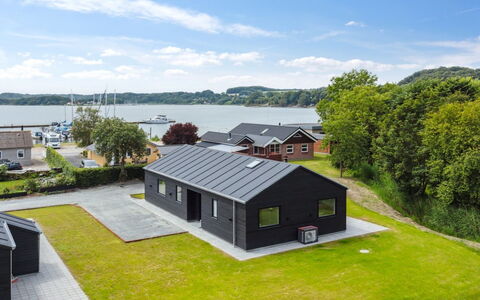 Stygg - 75M from the Sea: Blau, Strauch, Hütte, Ground, Garten, Estate, Schatten, Landscaping, Bauernhaus, Eco Hotel