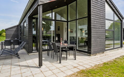 Stygg - 75M from the Sea: Blau, Strauch, Hütte, Ground, Garten, Estate, Schatten, Landscaping, Bauernhaus, Eco Hotel