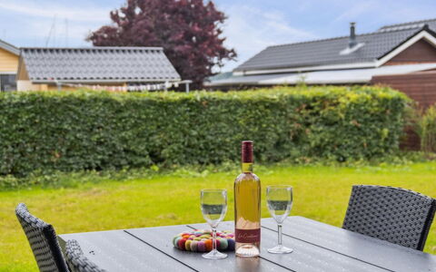 Stygg - 75M from the Sea: Blau, Strauch, Hütte, Ground, Garten, Estate, Schatten, Landscaping, Bauernhaus, Eco Hotel