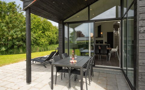 Stygg - 75M from the Sea: Blau, Strauch, Hütte, Ground, Garten, Estate, Schatten, Landscaping, Bauernhaus, Eco Hotel