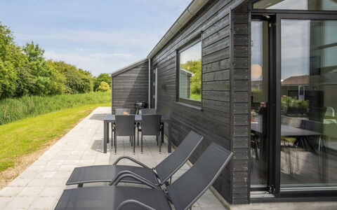 Stygg - 75M from the Sea: Blau, Strauch, Hütte, Ground, Garten, Estate, Schatten, Landscaping, Bauernhaus, Eco Hotel
