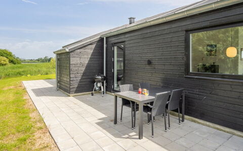 Stygg - 75M from the Sea: Blau, Strauch, Hütte, Ground, Garten, Estate, Schatten, Landscaping, Bauernhaus, Eco Hotel