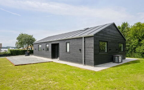 Stygg - 75M from the Sea: Blau, Strauch, Hütte, Ground, Garten, Estate, Schatten, Landscaping, Bauernhaus, Eco Hotel