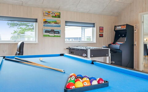 Amai - 4.5Km from the Sea: Möbel, Interior Design, Flooring, Fussboden, Decke, Zimmer, Stuhl, Tabelle, Wohnung, Küche & Esszimmer Tisch