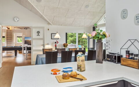 Amai - 4.5Km from the Sea: Möbel, Interior Design, Flooring, Fussboden, Decke, Zimmer, Stuhl, Tabelle, Wohnung, Küche & Esszimmer Tisch