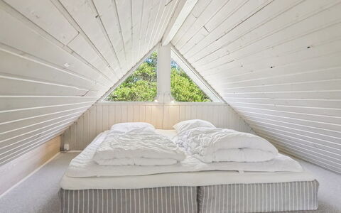 Efimija - 1.4Km from the Sea: Holz, Decke, Schlafzimmer, Fussboden, Flooring, Interior Design, Bett, Bedding, Dachboden, Holzboden