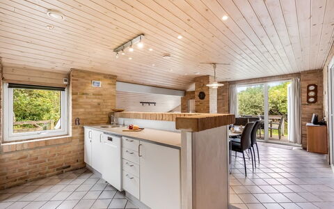 Dorithea - 1.3Km from the Sea: Flooring, Küche, Countertop, Interior Design, Holz, Möbel, Decke, Fussboden, Cabinetry, Zimmer