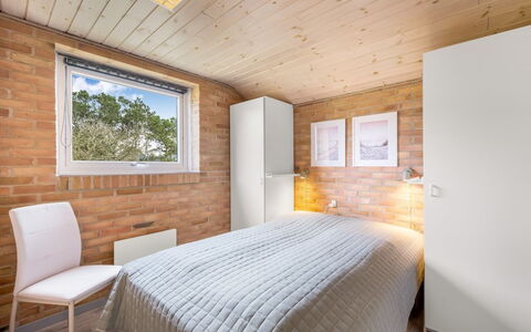 Dorithea - 1.3Km from the Sea: Wand, Holz, Schlafzimmer, Decke, Interior Design, Zuhause, Bett, Fussboden, Zimmer, Bedding