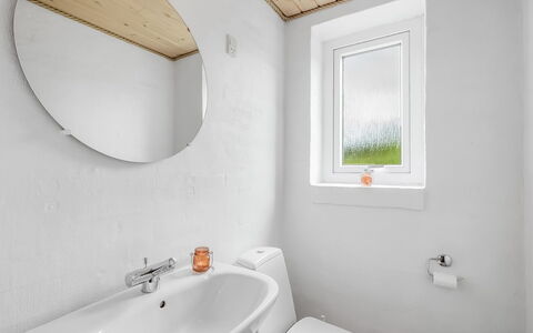 Dorithea - 1.3Km from the Sea: Wand, Armatur, Bad Sink, Interior Design, Decke, Flooring, Fussboden, Sinken, Badezimmer, Zapfhahn