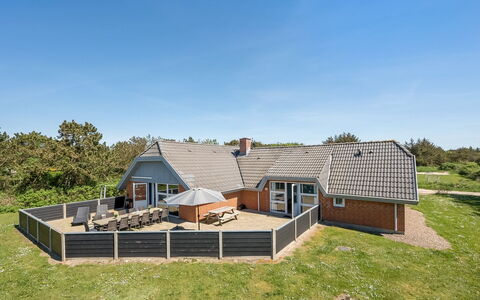 Aage - 1.7Km from the Sea: Möbel, Interior Design, Flooring, Fussboden, Decke, Zimmer, Stuhl, Tabelle, Wohnung, Küche & Esszimmer Tisch