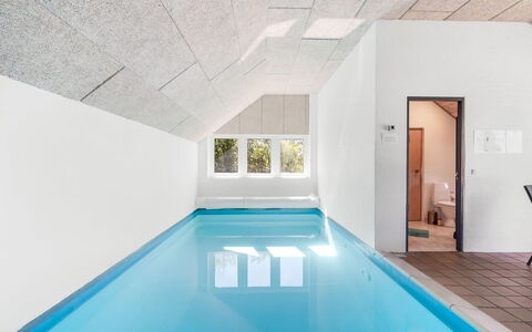 Aage - 1.7Km from the Sea: Möbel, Interior Design, Flooring, Fussboden, Decke, Zimmer, Stuhl, Tabelle, Wohnung, Küche & Esszimmer Tisch