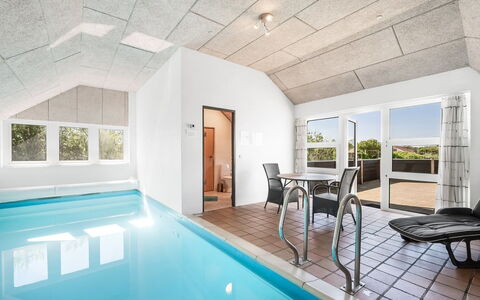 Aage - 1.7Km from the Sea: Möbel, Interior Design, Flooring, Fussboden, Decke, Zimmer, Stuhl, Tabelle, Wohnung, Küche & Esszimmer Tisch