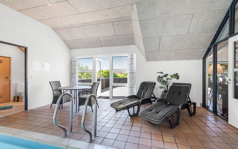 Aage - 1.7Km from the Sea: Möbel, Interior Design, Flooring, Fussboden, Decke, Zimmer, Stuhl, Tabelle, Wohnung, Küche & Esszimmer Tisch