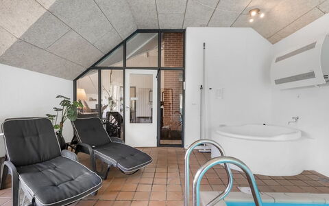 Aage - 1.7Km from the Sea: Möbel, Interior Design, Flooring, Fussboden, Decke, Zimmer, Stuhl, Tabelle, Wohnung, Küche & Esszimmer Tisch