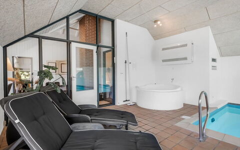 Aage - 1.7Km from the Sea: Möbel, Interior Design, Flooring, Fussboden, Decke, Zimmer, Stuhl, Tabelle, Wohnung, Küche & Esszimmer Tisch
