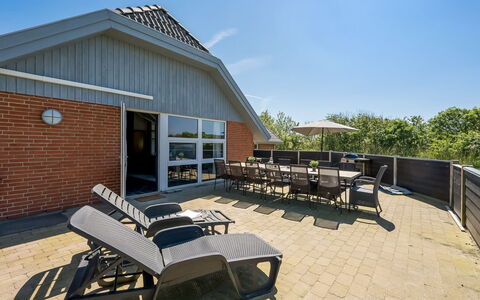 Aage - 1.7Km from the Sea: Möbel, Interior Design, Flooring, Fussboden, Decke, Zimmer, Stuhl, Tabelle, Wohnung, Küche & Esszimmer Tisch