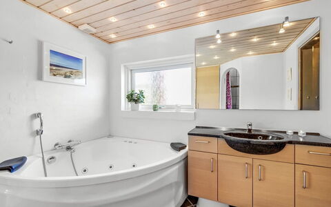 Aurore - 700M from the Sea: Badezimmer, Interior Design, Armatur, Flooring, Badewanne, Fussboden, Sinken, Decke, Zapfhahn, Badezimmerschrank