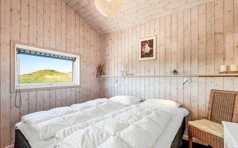 Aurore - 700M from the Sea: Holz, Schlafzimmer, Bett, Bedding, Bettdecke, Zuhause, Bettrahmen, Hartholz, Planke, Holzbeize