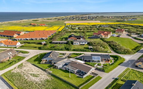 Mads - 400M from the Sea: Wohngebiet, Dach, Zuhause, Vogelperspektive, Haus, Landschaft, Luftaufnahmen, Grundstueck, Vorort, Einfach