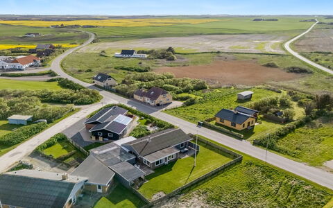 Mads - 400M from the Sea: Einfach, Vogelperspektive, Landschaft, Wohngebiet, Haus, Luftaufnahmen, Dach, Ökoregion, Grundstueck, Ländliches Gebiet