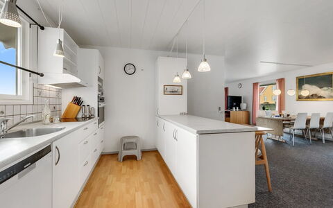 Mads - 400M from the Sea: Küche, Flooring, Interior Design, Countertop, Decke, Holz, Fussboden, Möbel, Light Fixture, Küchengerät