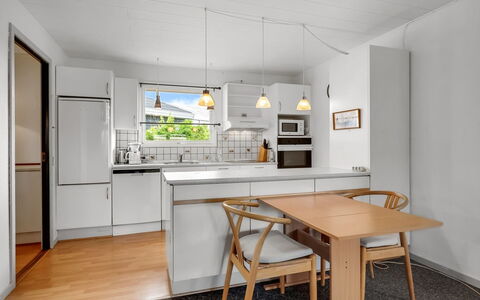 Mads - 400M from the Sea: Möbel, Küche, Interior Design, Flooring, Countertop, Küchengerät, Fussboden, Holz, Decke, Küche & Esszimmer Tisch