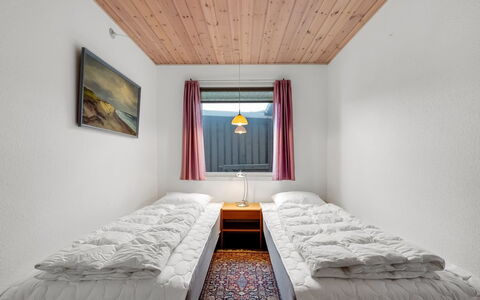 Mads - 400M from the Sea: Schlafzimmer, Bett, Holz, Bettdecke, Bedding, Fussboden, Bettrahmen, Decke, Zuhause, Matratze