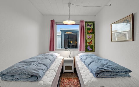 Mads - 400M from the Sea: Bett, Schlafzimmer, Bedding, Bettdecke, Fussboden, Interior Design, Flooring, Möbel, Linens, Decke