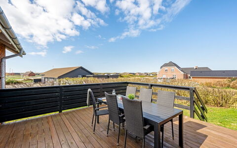 Hilppa - 400M from the Sea: Holz, Zuhause, Veranda, Deck, Hartholz, Dach, Holzbeize, Holzboden, Eco Hotel