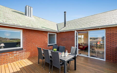 Hilppa - 400M from the Sea: Holz, Zuhause, Veranda, Deck, Hartholz, Dach, Holzbeize, Holzboden, Eco Hotel