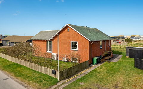 Hilppa - 400M from the Sea: Holz, Zuhause, Veranda, Deck, Hartholz, Dach, Holzbeize, Holzboden, Eco Hotel
