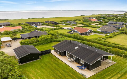 Gedda - from the Sea: Blau, Strauch, Hütte, Ground, Garten, Estate, Schatten, Landscaping, Bauernhaus, Eco Hotel