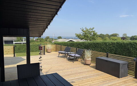 Ofrath - 350M to the Fjord: Holz, Deck, Hartholz, Schatten, Planke, Gartenmöbel, Holzbeize, Holzboden, Veranda, Hinterhof