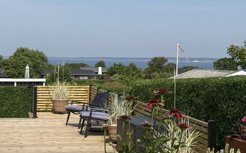 Ofrath - 350M to the Fjord: Strauch, Blumentopf, Gartenmöbel, Schatten, Garten, Deck, Eco Hotel, Landscaping, Stuhl
