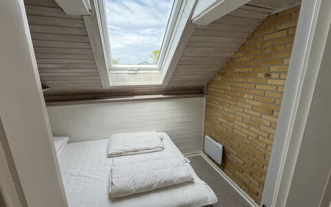 Jolanta - 20M from the Sea: Wand, Holz, Interior Design, Fussboden, Decke, Flooring, Schlafzimmer, Bett, Zimmer, Bedding