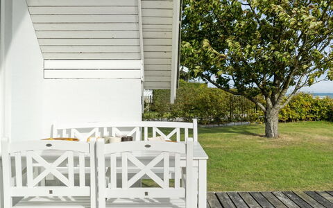 Jolanta - 20M from the Sea: Holz, Zuhause, Veranda, Deck, Hartholz, Dach, Holzbeize, Holzboden, Eco Hotel