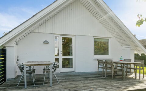 Jolanta - 20M from the Sea: Holz, Haus, Zuhause, Dach, Hütte, Abstellgleis, Tür, Planke, Hartholz, Veranda