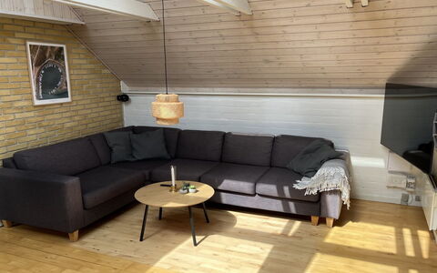 Jolanta - 20M from the Sea: Flooring, Holz, Fussboden, Möbel, Holzboden, Wohnzimmer, Holzbeize, Hartholz, Couch