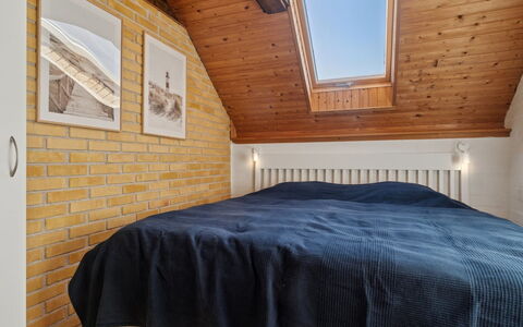 Jolanta - 20M from the Sea: Schlafzimmer, Holz, Bett, Fussboden, Interior Design, Flooring, Möbel, Decke, Bedding, Bettdecke