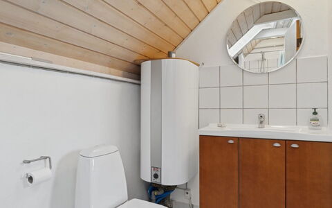 Jolanta - 20M from the Sea: Armatur, Flooring, Fussboden, Holz, Sinken, Bad Sink, Zapfhahn, Interior Design, Badezimmer, Toilette