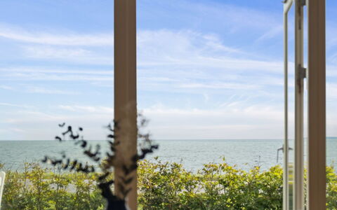 Jolanta - 20M from the Sea: Meer, Horizont, Küste, Ozean, Küsten Und Ozeanische Forms, Strand, Ufer, Sonnenlicht, Schatten, Gartenmöbel