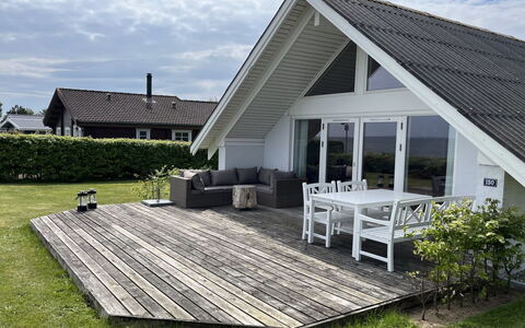 Jolanta - 20M from the Sea: Holz, Zuhause, Veranda, Deck, Hartholz, Dach, Holzbeize, Holzboden, Eco Hotel