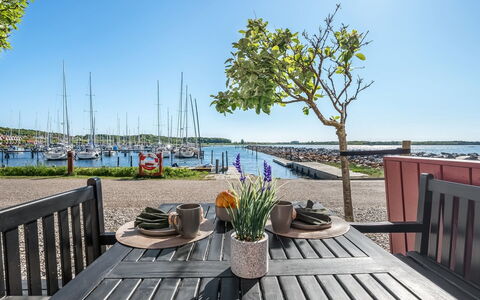 Ethly - 10M from the Sea: Dach, Zuhause, Tür, Hütte, Schatten, Abstellgleis, Garten, Estate, Hinterhof