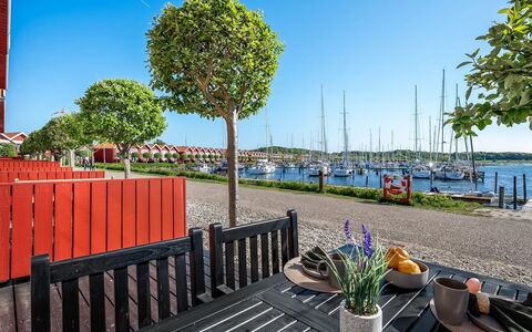Ethly - 10M from the Sea: Dach, Zuhause, Tür, Hütte, Schatten, Abstellgleis, Garten, Estate, Hinterhof