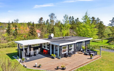 Ønd - 600M from the Sea: Möbel, Interior Design, Flooring, Fussboden, Decke, Zimmer, Stuhl, Tabelle, Wohnung, Küche & Esszimmer Tisch